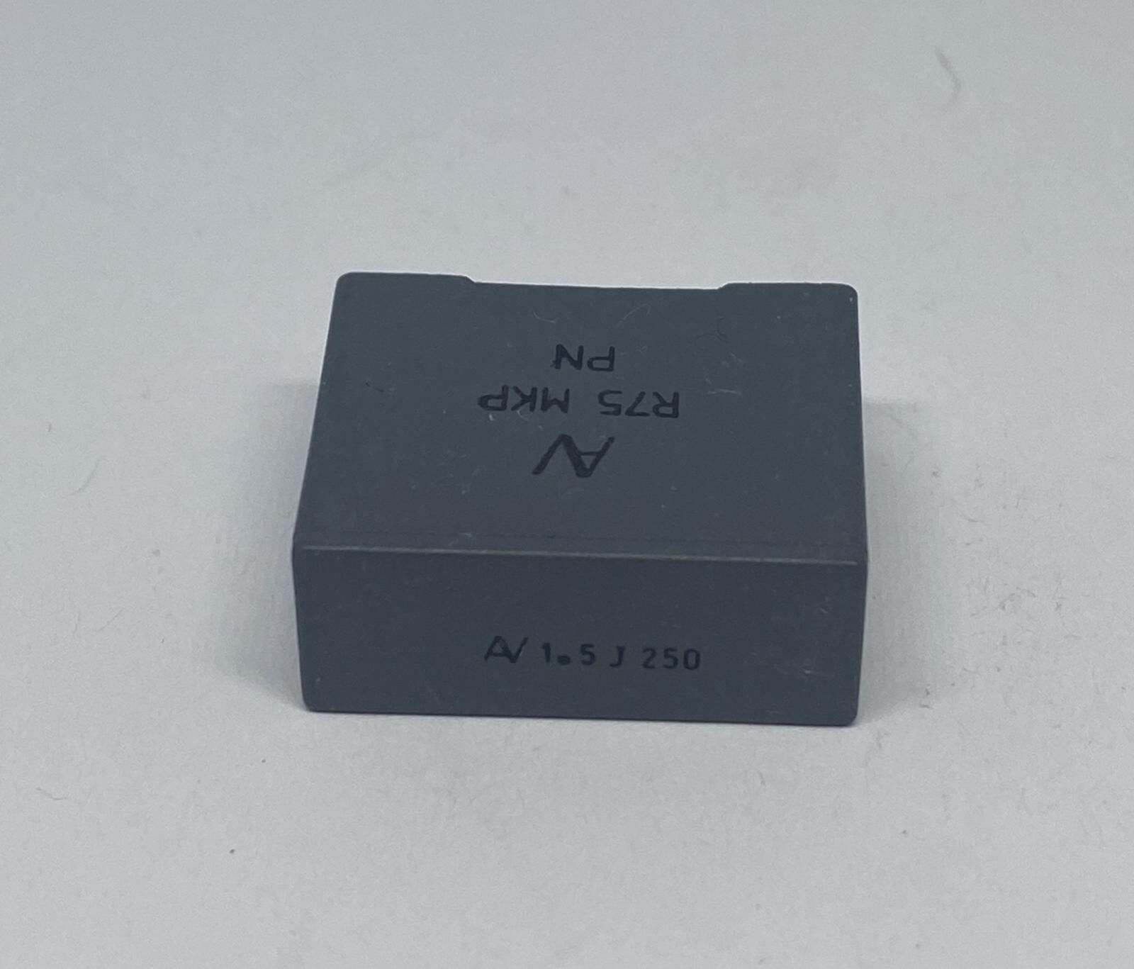 1.5UF 250V KISA BACAK %5 RM:22.5MM POLYESTER KONDANSATÖR