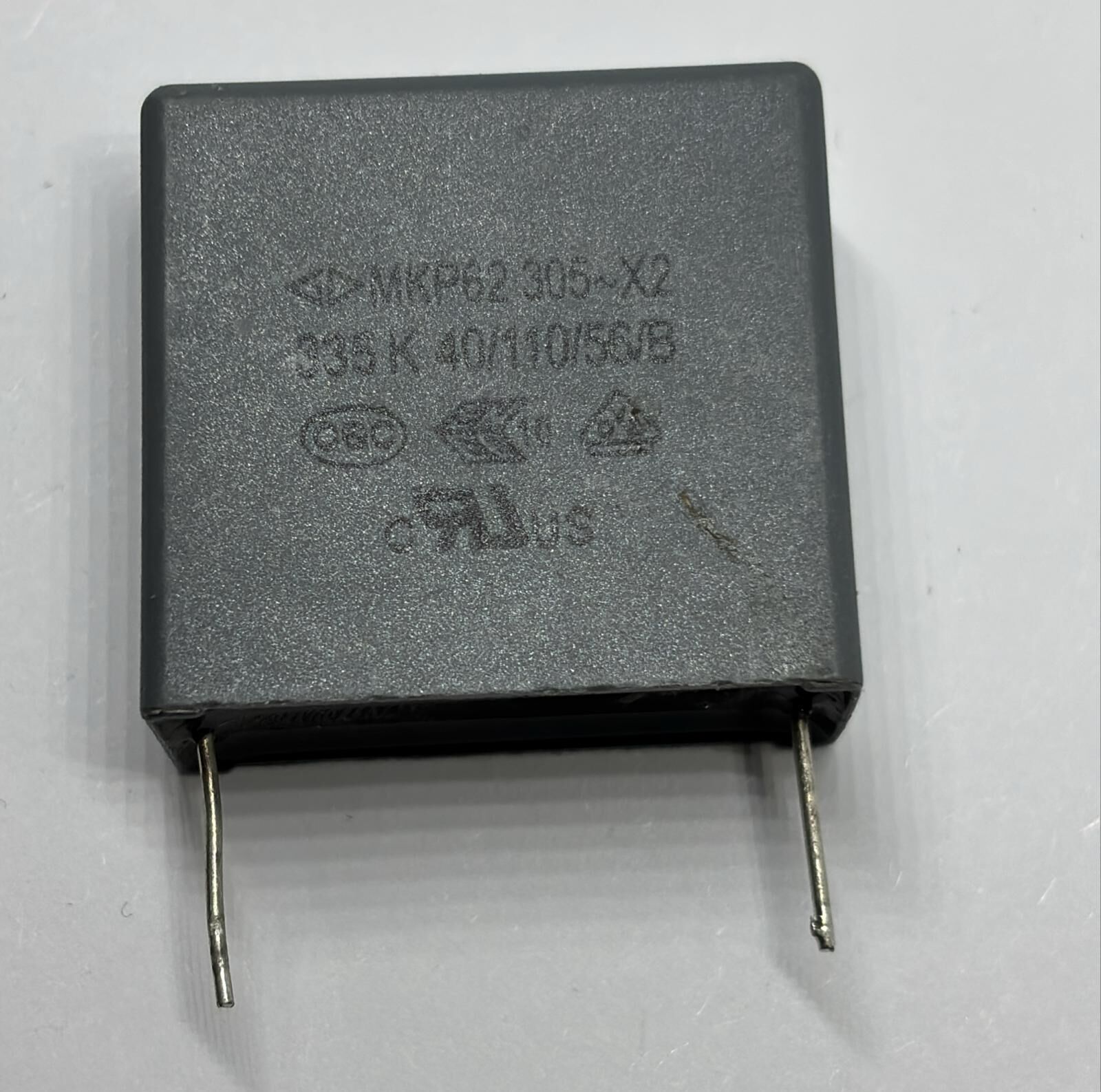 3.3UF  305V %10 RM:27.5MM KISA AYAK POLYESTER KONDANSATÖR